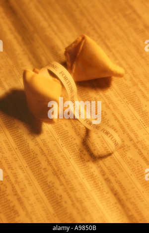 Fortune cookie fortune di ortografia sulla sommità del giornale di quotazioni di borsa Foto Stock