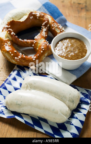 Due Weisswurst in imballaggi pretzel e senape FoodCollection Foto Stock