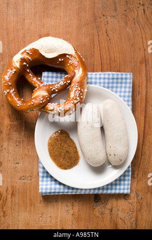 Due Weisswurst cotti con senape pretzel sulla piastra FoodCollection Foto Stock