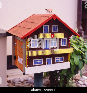 Cassetta postale di casa nella forma di una piccola miniatura tradizionale chalet Svizzero Oberdorf nel Cantone di Basilea in Svizzera Foto Stock