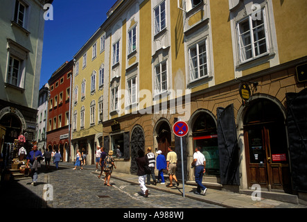 Tedeschi popolo tedesco persona che cammina lungo la strada per la Città Vecchia in Passau Baviera Germania Europa Foto Stock