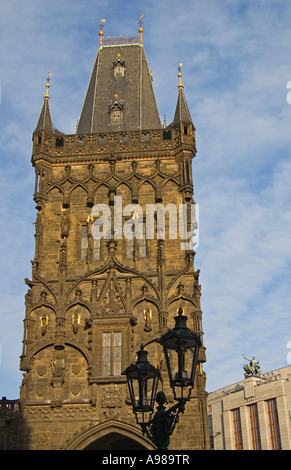 Praga, Repubblica Ceca. Prasna brana (Torre della Polvere) sulla Celetna (street). Della Banca nazionale ceca facciata in basso a destra Foto Stock