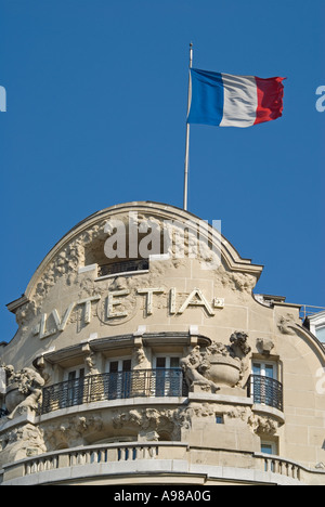 Parigi, Francia. L'Hotel Lutetia; bandiera sul tetto Foto Stock