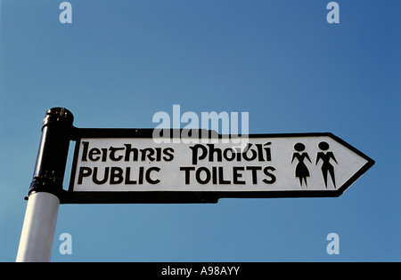 Una toilette pubblica segno scritto in irlandese e inglese, nella contea di Cork in Irlanda Foto Stock