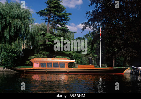 Classiche in legno barca: cabina di vapore lancio ormeggiato sul fiume Tamigi vicino a Henley on Thames, Inghilterra Foto Stock