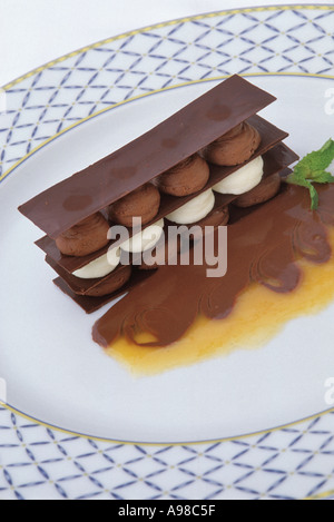 Dom, Mille"feuille di bianco e il cioccolato fondente Foto Stock