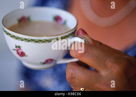 Cibo, Donna bere il tè Foto Stock