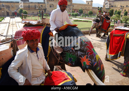 I piloti di elefante in Ambra Palace Jaipur Foto Stock