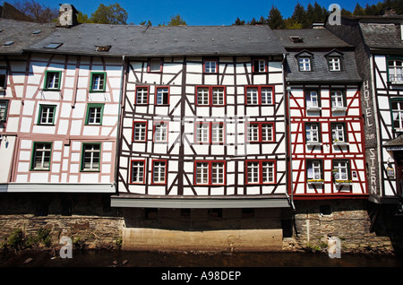 Germania, Renania - case a graticcio sul fiume Rur a Monschau nella regione di Eifel, Europa Foto Stock