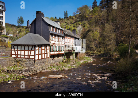 Germania - case a graticcio sul fiume Rur nel centro storico di Monschau, regione di Eifel Foto Stock