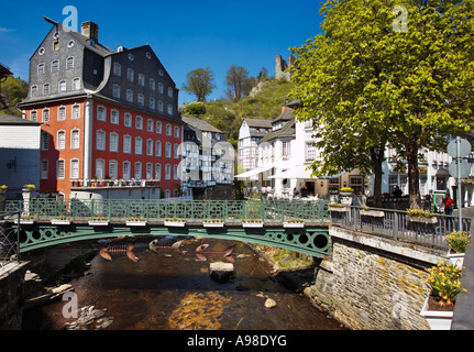 Rotes Haus sul fiume Rur a Monschau, regione Eifel, Germania Foto Stock