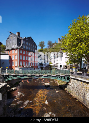 Rotes Haus con il fiume Rur e Haller Ruine sulla collina Monschau, regione Eifel, Germania, Europa Foto Stock