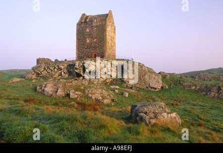 Un suggestivo Castello Scozzese Torre Smailholm vicino a Kelso in Scottish Borders Scotland Regno Unito Foto Stock