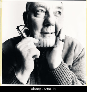 Studio in bianco e nero di un vecchio uomo con occhiali Foto Stock