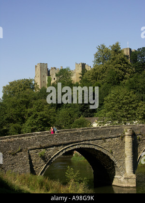 Giovane ammirando Ludlow Castle dal ponte Dinham, Shropshire, Inghilterra, UK, Regno Unito, Gran Bretagna, Europa Foto Stock