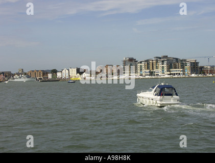 Il porto di Poole guardando verso il porto di Poole Quay, Dorset, Inghilterra, UK, Regno Unito, Gran Bretagna, Europa Foto Stock