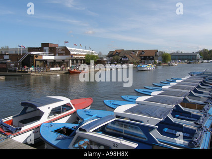 Wroxham sul fiume Bure, capitale di il Parco Nazionale Broads del Norfolk, Inghilterra, UK, Regno Unito, Gran Bretagna, Europa Foto Stock