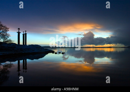 La spada nella roccia con il tramonto del sole Foto Stock