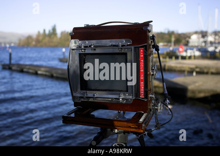 Fotografo utilizzando Vintage grande fotocamera in formato .Takeing foto Bowness on Windermere lago Windermere Regno Unito Inghilterra Cumbria Foto Stock