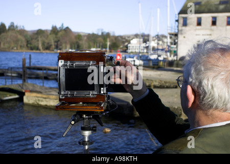 Fotografo utilizzando Vintage grande fotocamera in formato .Takeing foto Bowness on Windermere lago Windermere Regno Unito Inghilterra Cumbria Foto Stock