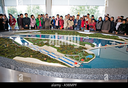 La Cina del fiume Yangtze cinese SANDOUPING gruppo di tour la visualizzazione di modello in scala della diga delle Tre Gole e si blocca Foto Stock