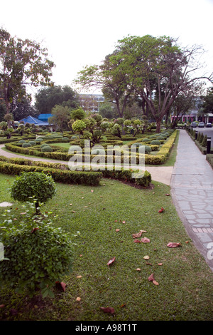 Bellissimo giardino Thai in base al Dusit Resort hotel a Pattaya, Thailandia Foto Stock