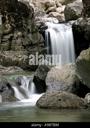 L'acqua che cade dal flusso roccioso dal Lake District,UK Foto Stock