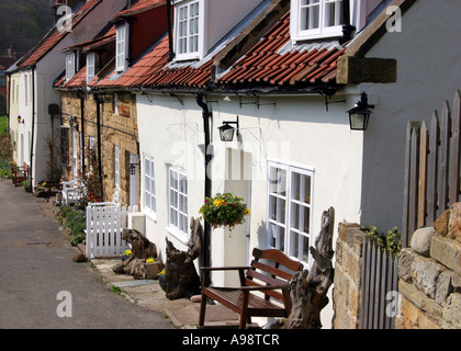 Ingresso anteriore del cottage con tetti hipped nello Yorkshire, Inghilterra, Regno Unito Foto Stock