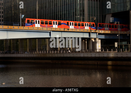 HERON QUAY di uscita dalla stazione di ora di punta treno DLR. Foto Stock