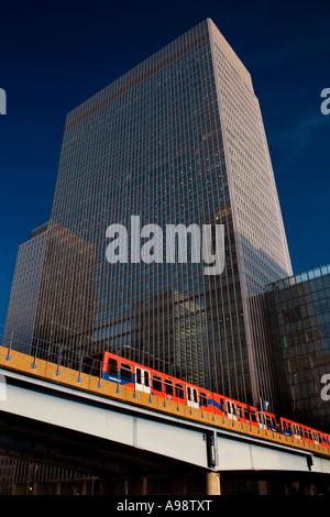 DOCKLANDS alto-aumento, con treni DLR sul ponte in primo piano, en route da Heron Quay a Canary Wharf stazione. Foto Stock