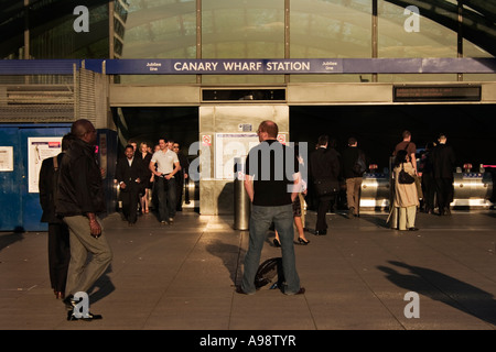 CANARY WHARF STAZIONE, che mostra l'ora di punta di pendolari in entrata e in uscita su un soleggiato, serata primaverile. Foto Stock