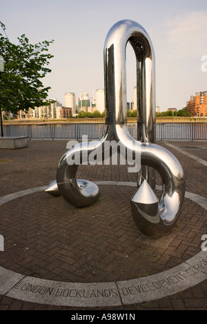 CURLICUE da William Pye, una scultura scelta nel 1989 come parte della rigenerazione culturale di Docklands. Foto Stock