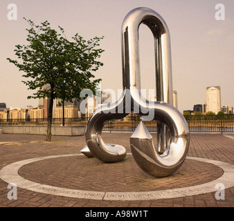 CURLICUE da William Pye, una scultura scelta nel 1989 come parte della rigenerazione culturale di Docklands. Foto Stock