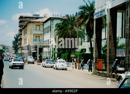 Scene di strada sulle strade principali di Addis Abeba in Etiopia Foto Stock