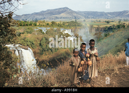 I bambini africani offrendo zucche in vendita il Nilo Blu o Tissiat Cade vicino a Bahir Dar Etiopia Foto Stock