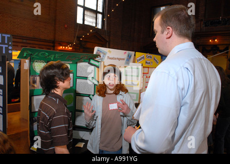New Haven City ampia fiera della scienza. Studenti di spiegare la loro scienza progetti fair a un giudice di New Haven Connecticut USA Foto Stock