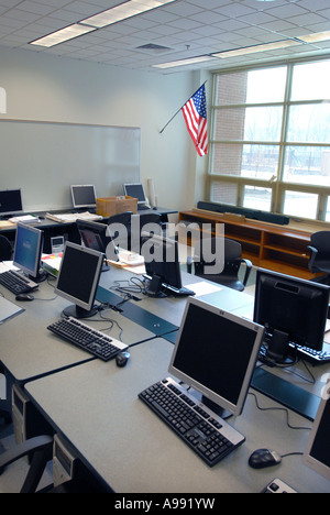 Un laboratorio di computer in un aula scolastica Foto Stock