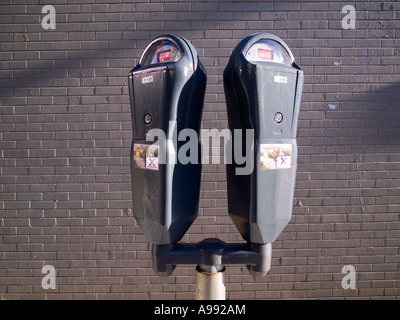 Il vecchio stile a gettone parchimetro con mattoni urbano di New Haven Connecticut USA Foto Stock