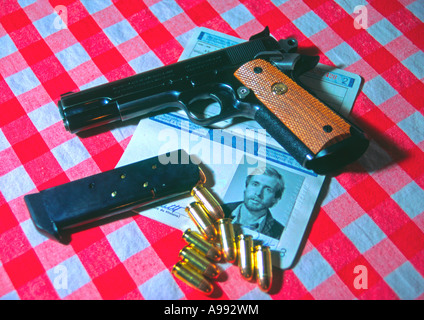 Terrorista o agente segreto la pistola e il passaporto che mostra un puledro 45 proiettili e un passaporto Foto Stock