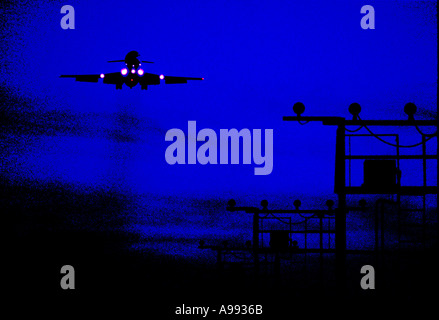 Aviogetti in atterraggio a notte Foto Stock