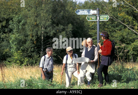 Walkers sul Cotswold modo vicino a Stroud in Gloucesetershire Foto Stock