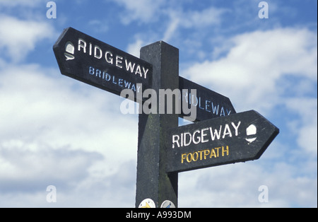 Un cartello su la ridgeway national trail che mostra come accedere a entrambi il sentiero e bridleway Foto Stock