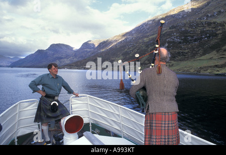 Kilt indossando gli scozzesi a bordo di una imbarcazione turistica su una crociera serale lungo il Loch Shiel vicino a Fort William Scozia Scotland Foto Stock