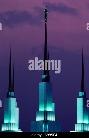 Le guglie del tempio Morman in Kensington MD nel crepuscolo della sera una statua dell'angelo Moroni è sulla guglia più in alto Foto Stock