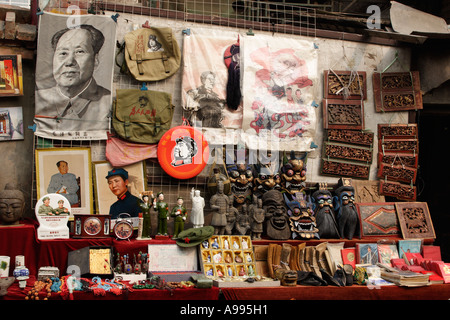 Pressione di stallo tipico che vendono antiquariato curiosità souvenir Liulichang Street Market Pechino CINA Foto Stock