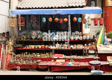 Pressione di stallo tipico che vendono antiquariato curiosità souvenir Liulichang Street Market Pechino CINA Foto Stock