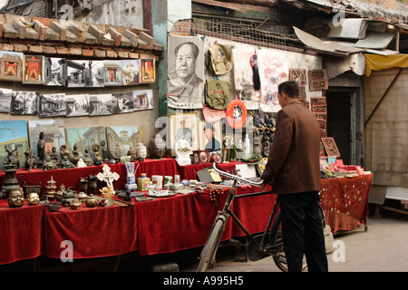 Pressione di stallo tipico che vendono antiquariato curiosità souvenir Liulichang Street Market Pechino CINA Foto Stock