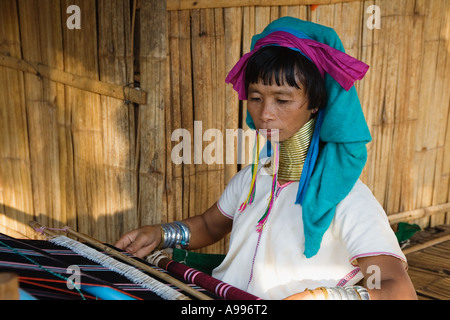 Paduang donna del Nord della Tailandia armatura panni colorati. Il Paduang comunemente chiamato il collo lungo o talvolta la Giraffa persone Foto Stock