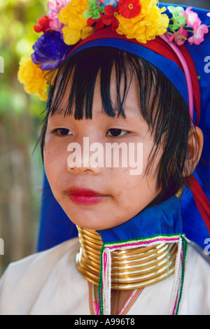 Paduang donna del Nord della Tailandia armatura panni colorati. Il Paduang comunemente chiamato il collo lungo o talvolta la Giraffa persone Foto Stock