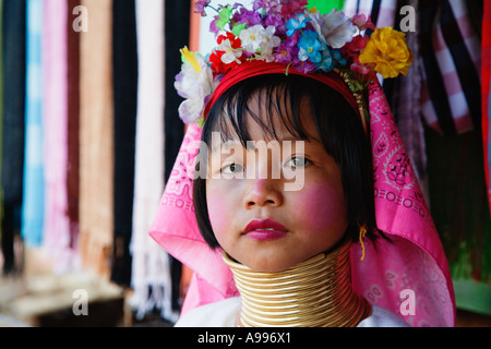 Paduang donna del Nord della Tailandia armatura panni colorati. Il Paduang comunemente chiamato il collo lungo o talvolta la Giraffa persone Foto Stock